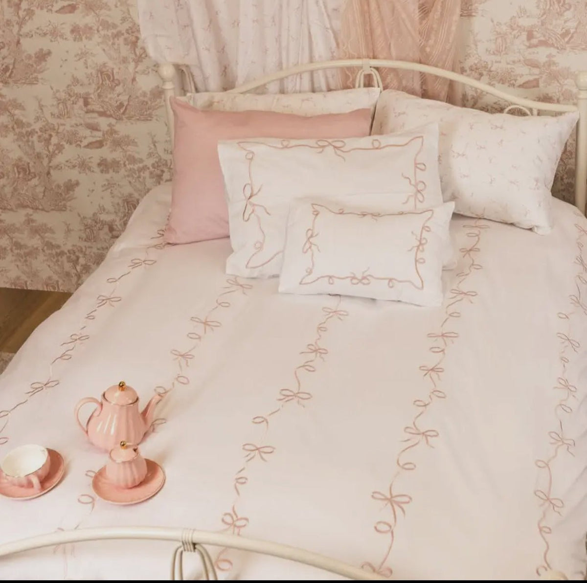 ・:*+Bellepage:+ Langham Bed Fayette Cloud Four Hands