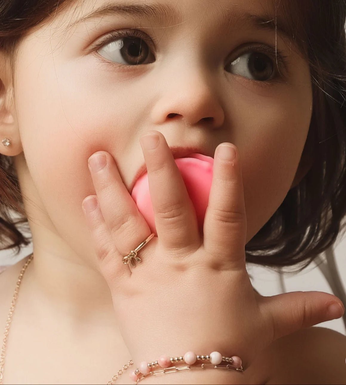 Dainty keepsake bracelet for babies with gold beads and pink details